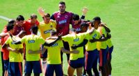 equipo-futbol-colombia-orando